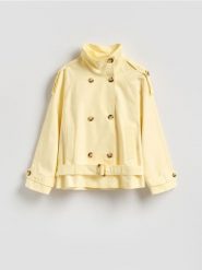 Krótki trencz z bawełny - kremowy. Białe płaszcze Reserved, l, bez wzorów, z bawełny, bez kaptura. Za 279.99 zł.