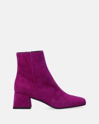 FIOLETOWE BOTKI ZE SKÓRY ZAMSZOWEJ F003SUPUOBB031. Fioletowe botki Venezia, bez wzorów, ze skóry, bez obcasa, bez zapięcia. Za 799.00 zł.