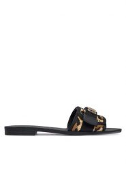 Guess Klapki FLJEL5 FAB03 Czarny. Czarne klapki Guess, z aplikacjami, z materiału, bez obcasa, bez zapięcia. Za 182.99 zł.