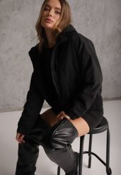 Czarna Kurtka Przejściowa Wiatrówka z Kapturem i Ściągaczami w stylu Casual Kareda. Czarne kurtki Renee, l, bez wzorów, z jeansu, casualowe, z kapturem. Za 219.99 zł.