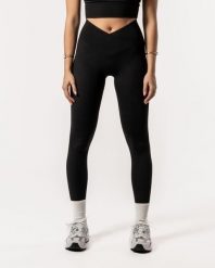 Damskie legginsy z kopertowym wysokim stanem, bez przedniego szwu – czarny. Czarne legginsy AESTHETIC WOLF, bez wzorów, z materiału, długie. Za 269.99 zł.
