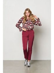 &Co Woman Spodnie "Pola" w kolorze czerwonym rozmiar: M. Czerwone spodnie materiałowe &Co Woman, z aplikacjami, z materiału, z podwyższonym stanem. Za 165.31 zł.