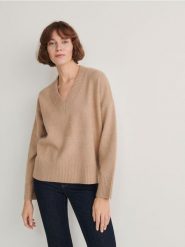 Sweter oversize - beżowy. Brązowe swetry Reserved, l, bez wzorów, z dzianiny, bez ramiączek. W wyprzedaży za 79.99 zł.