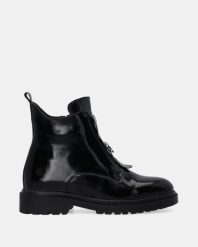 LAKIEROWANE BOTKI DAMSKIE W KOLORZE CZARNYM L025PABLOBB034. Czarne botki Venezia, bez wzorów, z lakierowanej skóry, bez obcasa, bez zapięcia. Za 429.00 zł.
