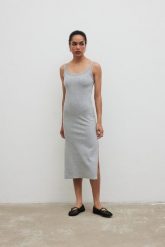 Sukienka na ramiączkach z prążkowanej dzianiny w kolorze GREY MELNAGE- CARMEN-XS/S. Szare sukienki Marsala, s, bez wzorów, z bawełny, bez kołnierzyka, bez ramiączek, midi. W wyprzedaży za 153.93 zł.