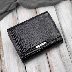 Portfel damski skórzany mały czarny lakierowany croco z ochroną RFID SP-23-CBL. Czarne portfele bez wzorów, z lakierowanej skóry. Za 94.00 zł.