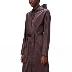 Kurtka RAINS A LINE LONGER W JACKET W3 Bordeaux. Czerwone kurtki Rains, bez wzorów, z syntetyku, bez kaptura. Za 528.50 zł.