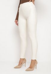 Białe Legginsy z Ekoskóry z Guzikami Wysokim Stanem i Gumką w Talii Sintheria. Białe legginsy Born2be, z aplikacjami, z jeansu, eleganckie. Za 59.99 zł.