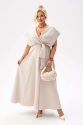 Elegancka beżowa sukienka Flavia na wesele PLUS SIZE XXL. Brązowe sukienki Moda Size Plus Iwanek, na imprezę, plus size, bez wzorów, z elastanu, eleganckie, bez kołnierzyka, plus size, bez ramiączek, mini, kopertowe. Za 429.90 zł.