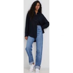 Lee koszula damska kolor czarny relaxed z kołnierzykiem klasycznym. Czarne koszule Lee, m, bez wzorów, klasyczne, bez kołnierzyka, bez ramiączek. Za 229.99 zł.