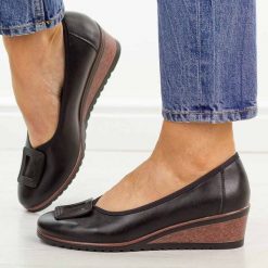 Czarne czółenka damskie na koturnie Potocki 12791. Czarne czółenka POTOCKI, na jesień, z aplikacjami, z materiału, biznesowe, z okrągłym noskiem, bez obcasa, na koturnie, bez zapięcia. Za 189.00 zł.