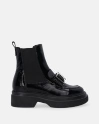 LAKIEROWANE BOTKI ZE SREBRNĄ OZDOBĄ G591154 101 BLAC. Szare botki Venezia, z aplikacjami, z lakierowanej skóry, bez obcasa, bez zapięcia. Za 299.00 zł.