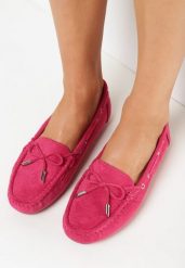 Fuksjowe Mokasyny na Płaskiej Podeszwie z Kokardką Ariteia. Czerwone mokasyny Born2be, z aplikacjami, z jeansu. Za 69.99 zł.