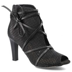 Czarne Botki Carinii Damskie Eleganckie Modne Buty. Czarne botki Carinii, bez wzorów, z nubiku, eleganckie, bez obcasa, na szpilce, bez zapięcia. Za 252.00 zł.