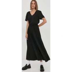 Armani Exchange sukienka kolor czarny maxi prosta. Czarne sukienki Armani Exchange, na co dzień, bez wzorów, z tkaniny, bez kołnierzyka, bez ramiączek, maxi, plisowane. Za 959.99 zł.