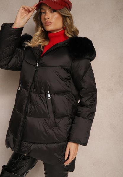 Czarna Kurtka z Pikowaniem i Dłuższym Tyłem Zdobiona Szerokim Kołnierzem z Futrem Rinnelis. Czarne kurtki Renee, na jesień, l, z aplikacjami, z futra, klasyczne, bez kaptura. Za 239.99 zł.