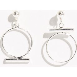 Minimalistyczne kolczyki - Jasny szar. Kolczyki marki Reserved. Za 7.99 zł.