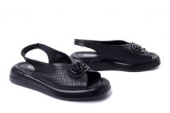 ARTIKER RELAKS 54C0766 czarny, sandały damskie. Czarne sandały Artiker Relaks, bez wzorów, ze skóry, bez obcasa, na koturnie, bez zapięcia. Za 354.90 zł.