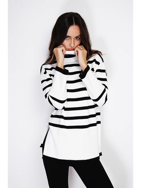 C& Jo Golf w kolorze biało-czarnym rozmiar: 36. Białe swetry C& Jo, bez wzorów, z kaszmiru, klasyczne, bez ramiączek. Za 140.86 zł.