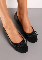 Czarne Balerinki z Ozdobnym Noskiem i Subtelną Kokardką Cosalba. Czarne baleriny Renee, bez wzorów, eleganckie, bez obcasa, bez zapięcia. W wyprzedaży za 44.99 zł.