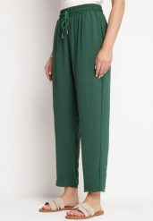 Zielone Spodnie Luźne z Kieszeniami i Gumką w Talii oraz Sznurkiem Enivia. Zielone jeansy Born2be, bez wzorów, z jeansu, eleganckie. W wyprzedaży za 33.99 zł.