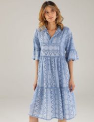Ażurowa sukienka. Niebieskie sukienki Unisono, l, w ażurowe wzory, z bawełny, bez kołnierzyka, bez ramiączek, mini, rozkloszowane. Za 279.00 zł.