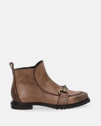 BRĄZOWE BOTKI Z KLAMRĄ 32979-230 PAP AL. Brązowe botki Venezia, bez wzorów, ze skóry, bez obcasa, bez zapięcia. Za 759.00 zł.