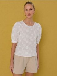 Bawełniana koszulowa bluzka z haftowanymi kwiatami - biały. Białe bluzki Sinsay, l, bez wzorów, z bawełny, bez kołnierzyka, bez ramiączek. Za 49.99 zł.