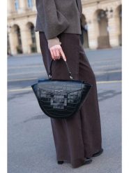 Maison héritage PARIS Skórzana torebka "Mini Votti" w kolorze czarnym - 20 x 20 x 8 cm rozmiar: onesize. Czarne torebki klasyczne maison héritage PARIS, bez wzorów, z materiału, przez ramię, bez dodatków. Za 326.99 zł.