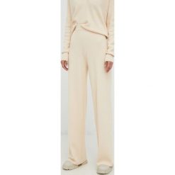 Calvin Klein spodnie z domieszką wełny damskie kolor beżowy proste high waist. Brązowe spodnie materiałowe Calvin Klein, bez wzorów, z dzianiny, z podwyższonym stanem. W wyprzedaży za 419.99 zł.