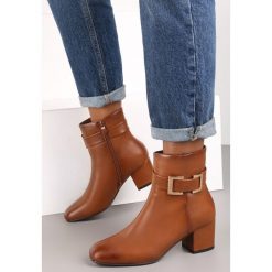 Brązowe Botki Sura. Brązowe botki Renee, z aplikacjami, klasyczne, za kostkę, bez obcasa, na obcasie, bez zapięcia. W wyprzedaży za 151.99 zł.