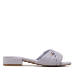 Klapki Guess. Fioletowe klapki Guess, z aplikacjami, bez obcasa, bez zapięcia. Za 349.99 zł.