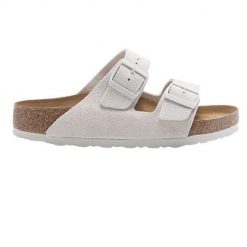 Klapki turystyczne damskie Birkenstock Arizona 1026817. Białe klapki Birkenstock, bez wzorów, sportowe, bez obcasa, bez zapięcia. W wyprzedaży za 486.20 zł.