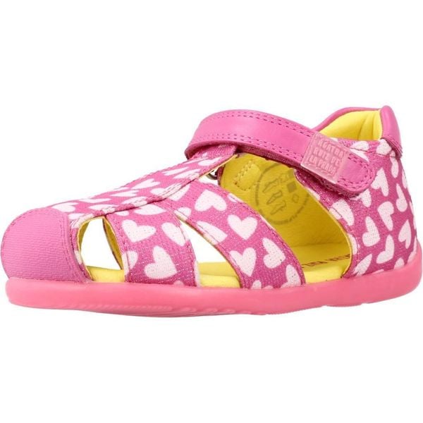 Sandały AGATHA RUIZ DE LA PRADA 212900 Rose. Czerwone sandały Agatha Ruiz de la Prada, bez wzorów, ze skóry, bez obcasa, bez zapięcia. Za 120.99 zł.