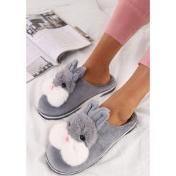 Szare Kapcie Chloraleia. Szare kapcie Renee, z aplikacjami, z dresówki. W wyprzedaży za 25.99 zł.