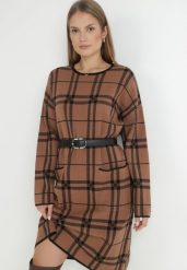 Brązowa Sukienka Dzianinowa Oversize w Kratę Rici. Brązowe sukienki Born2be, l, bez wzorów, z dzianiny, bez kołnierzyka, bez ramiączek, midi, oversize. W wyprzedaży za 111.99 zł.