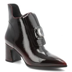 Botki damskie D&A by S.Barski o eleganckim fasonie z lakierowaną cholewką ozdobnym kryształem i stabilnym obcasem typu słupek bordowe, MR62-9062 Burg. Czerwone botki S.BARSKI, bez wzorów, z lakierowanej skóry, eleganckie, bez obcasa, na słupku, bez zapięcia. Za 249.00 zł.