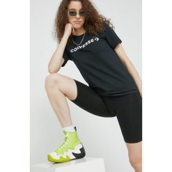 Converse t-shirt bawełniany kolor czarny. Czarne t-shirty Converse, z aplikacjami, z bawełny, bez kołnierzyka, bez ramiączek. W wyprzedaży za 93.99 zł.
