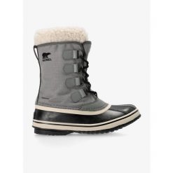Buty zimowe damskie Sorel Winter Carnival WP. Czerwone buty trekkingowe Sorel, na zimę, bez zapięcia. Za 445.99 zł.