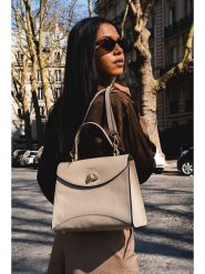 Victor & Hugo Paris Skórzana torebka "Winy" w kolorze beżowym - 29 x 22 x 11,5 cm rozmiar: onesize. Brązowe torebki klasyczne Victor & Hugo Paris, bez wzorów, z materiału, przez ramię, bez dodatków. Za 359.13 zł.