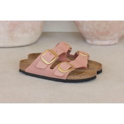 Damskie sandały duże metalowe klamry Arizona Big Buckle. Czerwone sandały Birkenstock, bez wzorów, z nubiku, bez obcasa, bez zapięcia. Za 612.00 zł.