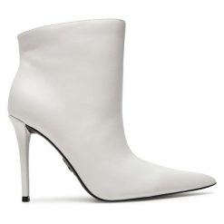 Botki Steve Madden. Białe botki Steve Madden, bez wzorów, bez obcasa, na szpilce, bez zapięcia. Za 579.99 zł.