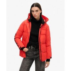 Parka z kapturem ocieplana na miasto. Czerwone płaszcze Superdry, bez wzorów, eleganckie, z kapturem. W wyprzedaży za 449.85 zł.