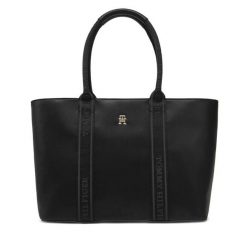 Torebka Tommy Hilfiger. Czarne torebki klasyczne Tommy Hilfiger, bez wzorów, klasyczne, bez dodatków. Za 359.99 zł.