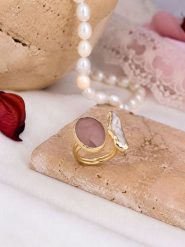 L'Atelier de Gaia Pozłacany pierścionek z kwarcem i masą perłową rozmiar: onesize. Różowe pierścionki L'Atelier de Gaia, z kwarcem, pozłacane. Za 38.95 zł.