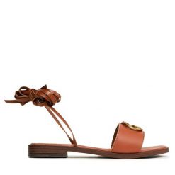 Sandały Guess. Brązowe sandały Guess, z aplikacjami, bez obcasa, na płaskiej podeszwie, bez zapięcia. Za 419.99 zł.