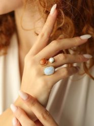 Pierres de Jade Pozłacany pierścionek z perłą i kamieniami szlachetnymi rozmiar: onesize. Czerwone pierścionki Pierres de Jade, z agatem, pozłacane. Za 93.07 zł.