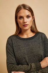 Sweter z metaliczną nitką czarny. Czarne swetry MOODO, m, bez wzorów, bez ramiączek. W wyprzedaży za 47.99 zł.