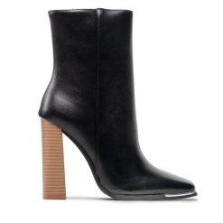 Botki DeeZee. Czarne botki DeeZee, bez wzorów, bez obcasa, na słupku, bez zapięcia. Za 159.99 zł.