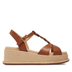 Sandały Clarks. Brązowe sandały Clarks, bez wzorów, bez obcasa, na koturnie, bez zapięcia. Za 499.99 zł.